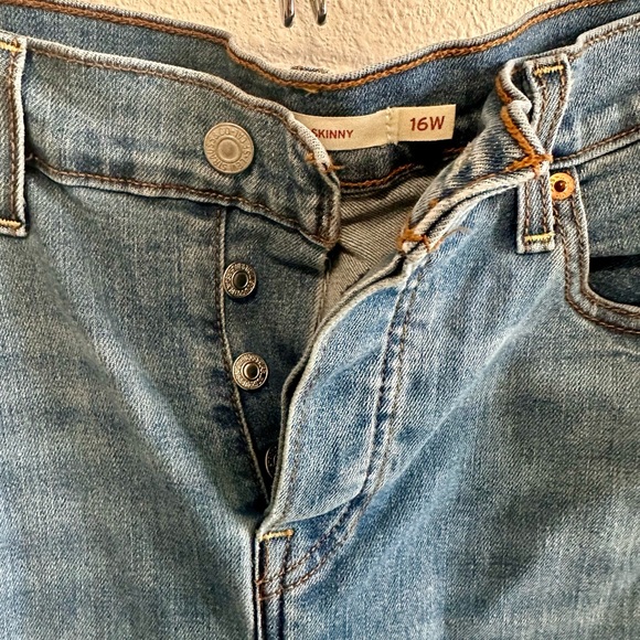 Levi’s • Wedgie Distressed Skinny Jean - Picture 4 of 6